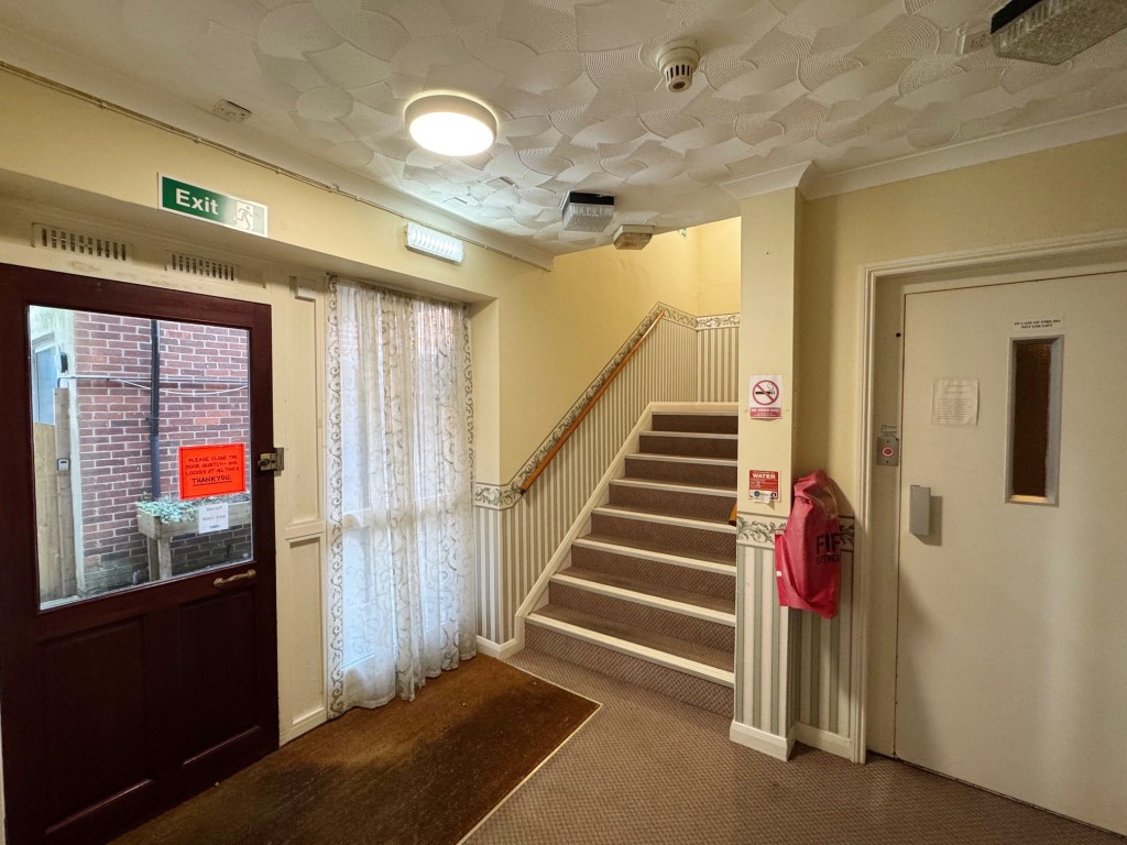 Lot: 174 - TWO-BEDROOM FLAT FOR OVER 55 YEAR OLDS - ALLOCATED PARKING SPACE - Communal Entrance & Lift